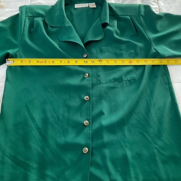 Woman's Collared Button Down Emerald Green Blouse - Picture 5 of 8